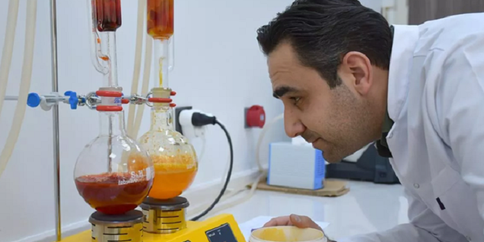 Cumhuriyet Üniversitesi Kimya Bölümü Mezunu Bitkisel Atıklardan Doğal Renkler Elde Etti